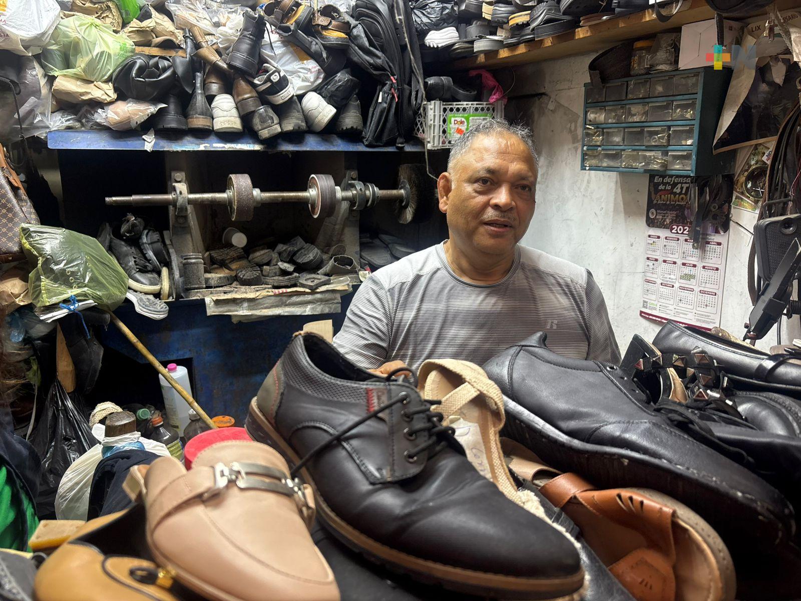 Zapatos desechables no desplazan el oficio de reparación de calzado