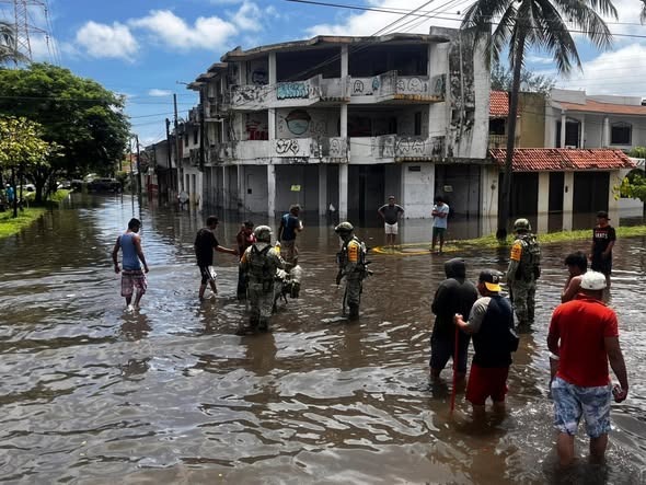 Deslaves y evacuaciones en Veracruz; planes de emergencia activados: Marina, DN-III y Tajín
