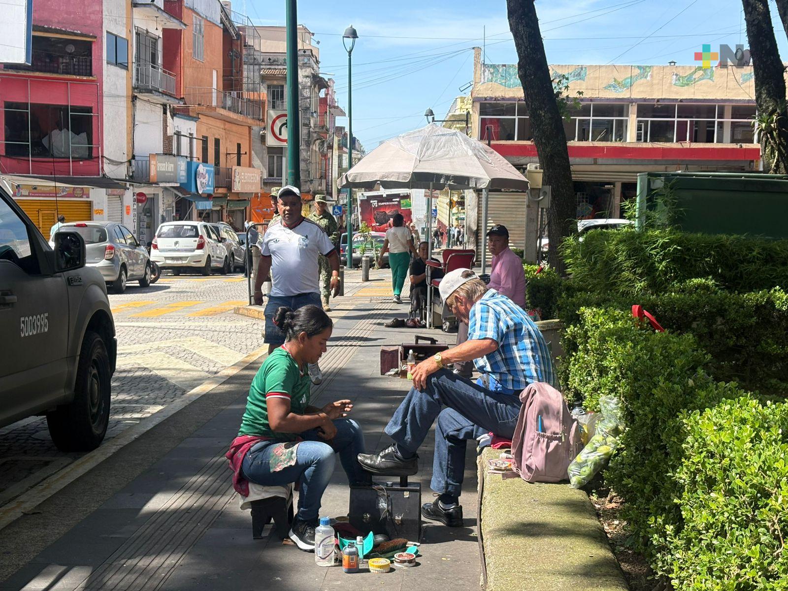 Xalapeños unidos a la ola verde portando playeras del tricolor