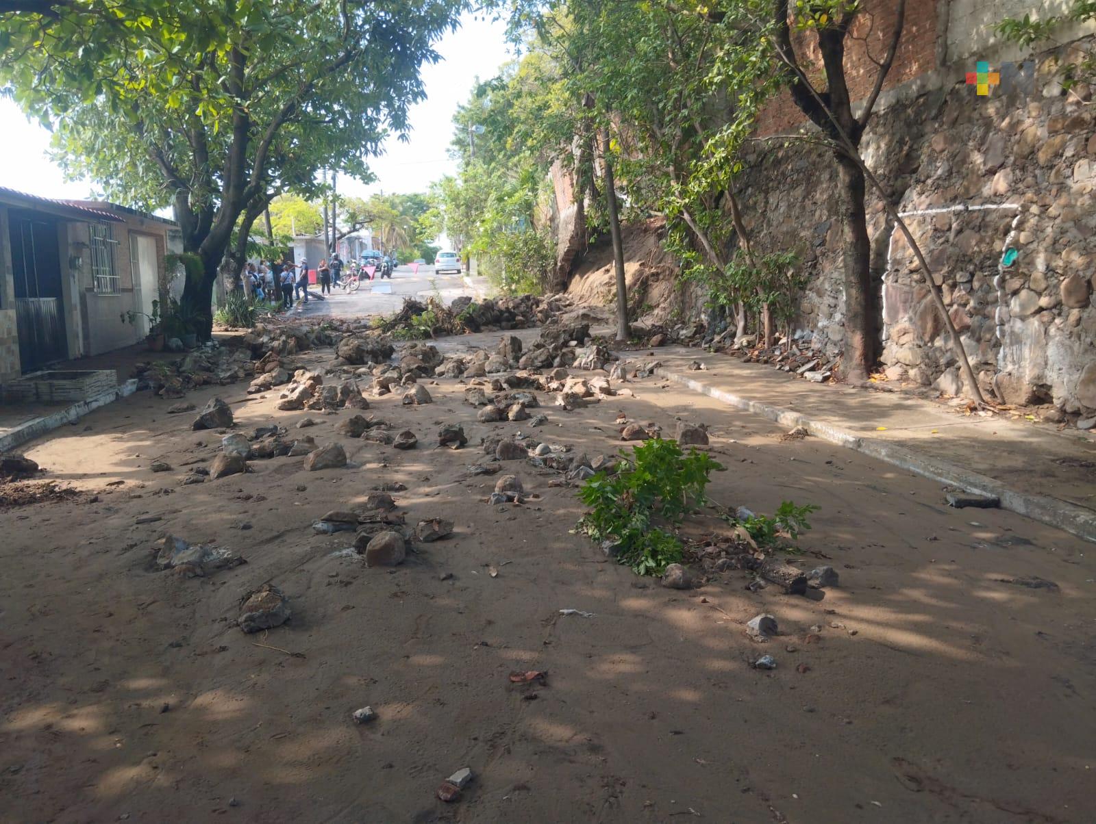 Colapsa barda perimetral de escuela en fraccionamiento Las Brisas de Veracruz