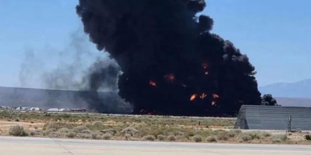 Se estrella avión B-52 en California; murieron ocho tripulantes