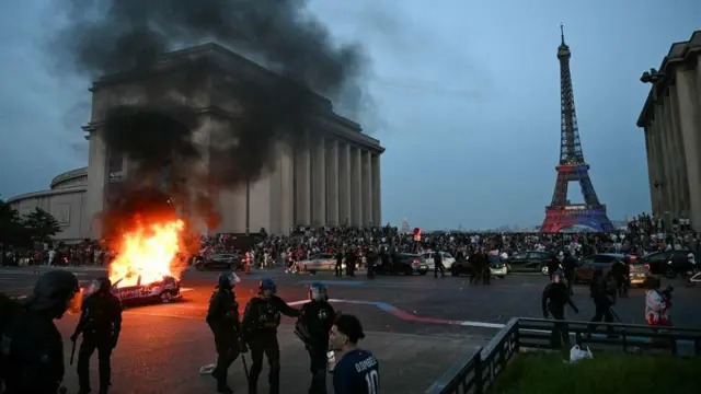 Cientos de arrestos tras festejos violentos por la victoria del PSG en París