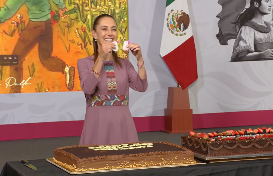 Presidenta Claudia Sheinbaum celebra su cumpleaños; le cantan Las Mañanitas