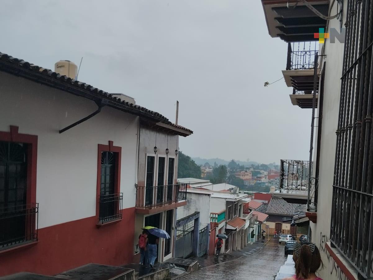 Ambiente caluroso con probabilidad de lluvias y tormentas eléctricas en el estado de Veracruz