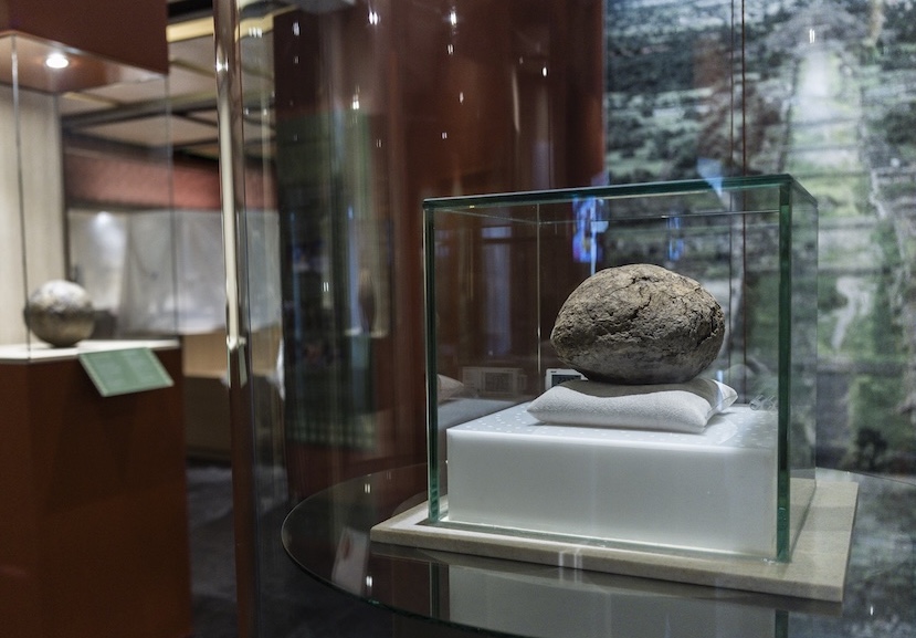 Por primera vez, exhiben pelota de hule con más de 3,600 años de antigüedad, proveniente de Veracruz