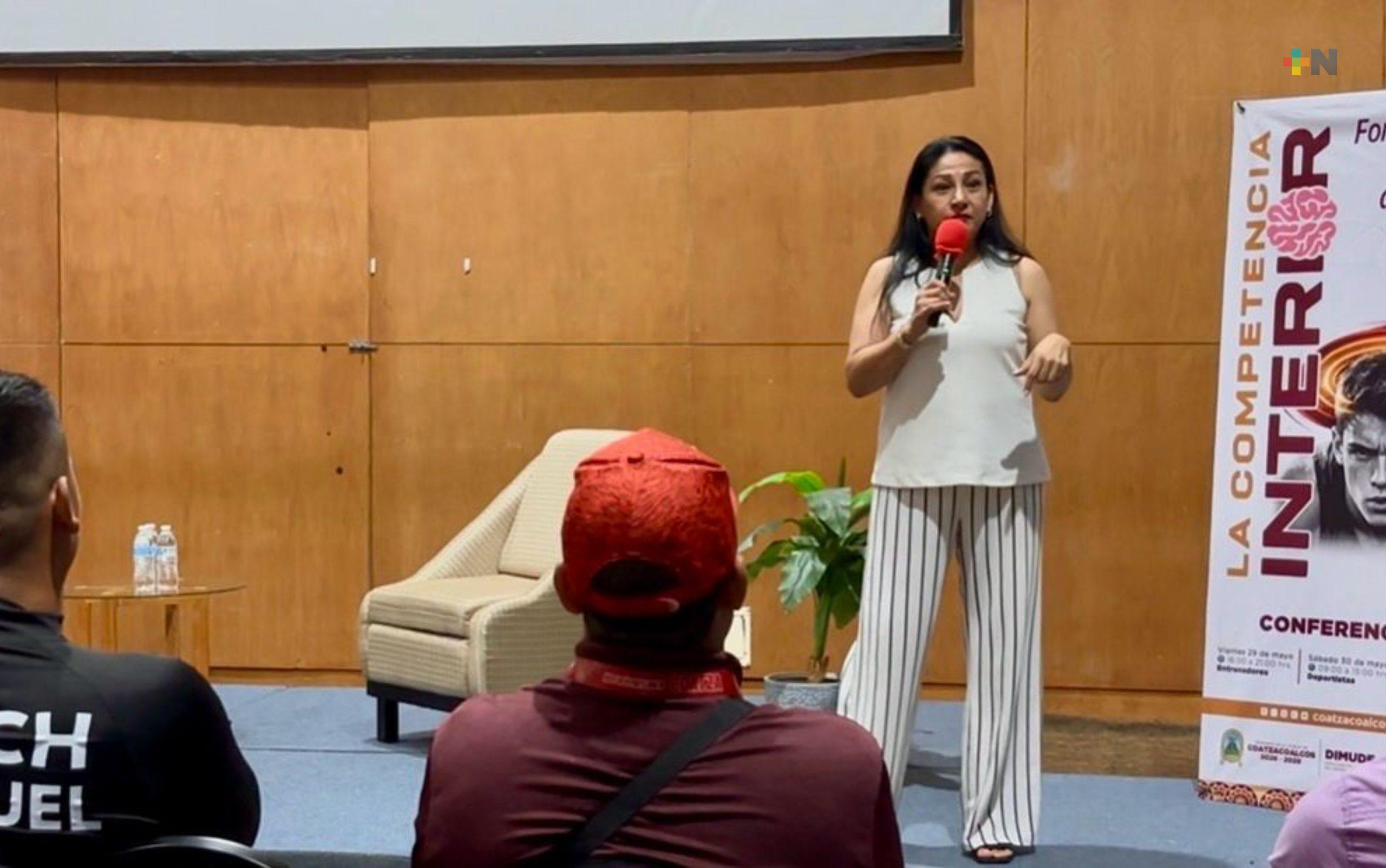 IVD imparte conferencia de salud mental en Coatzacoalcos