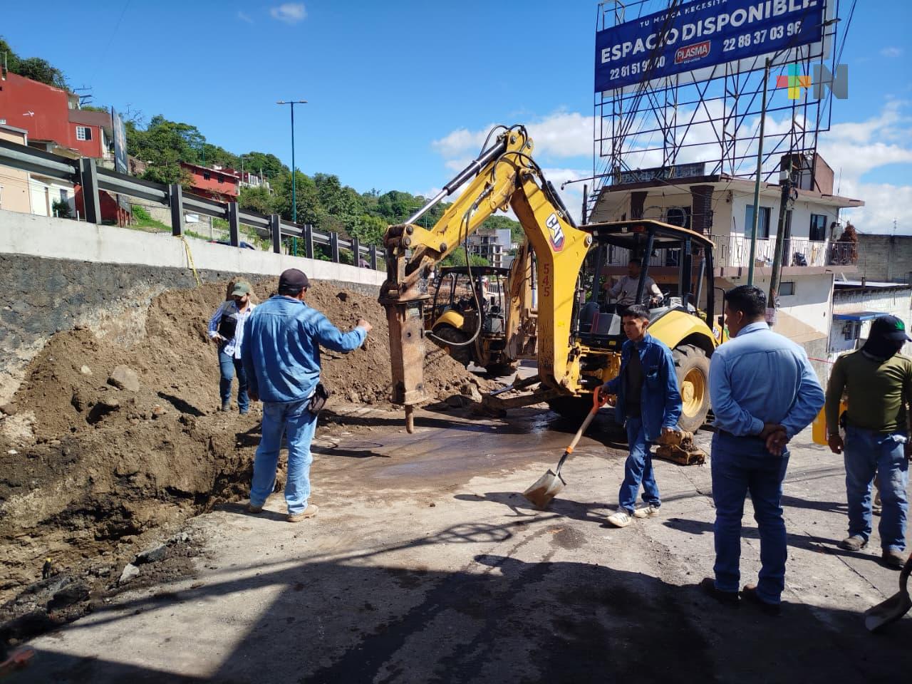 Sigue reparación de tubería en puente Macuiltépetl; cierran paso a desnivel