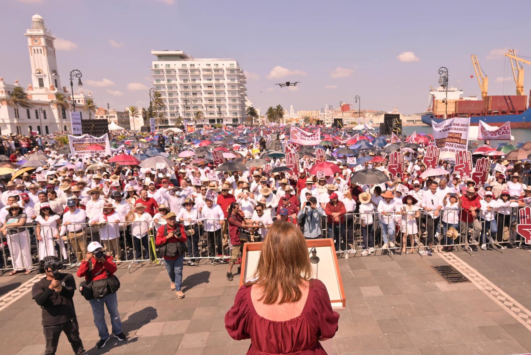 Compromiso ciudadano en la Macroplaza de Veracruz: “Es un honor ver a la Presidenta en nuestra tierra”