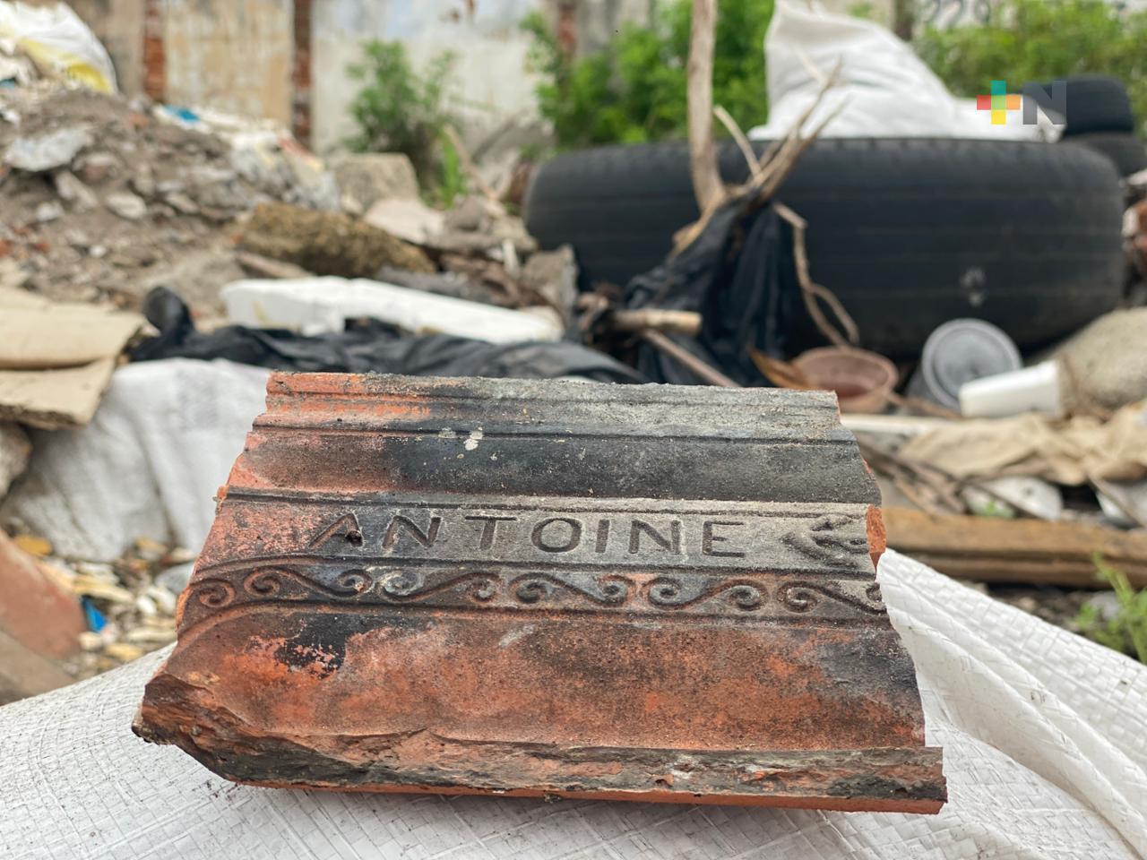 Antiguas tejas francesas, utilizadas en viviendas de Veracruz, terminan en escombros