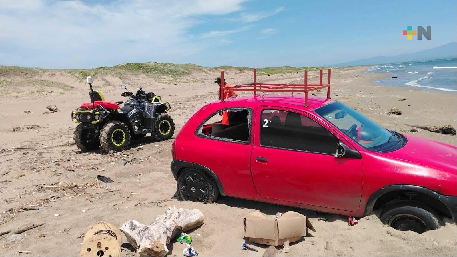 Guardavidas localizan vehículo abandonado y vandalizado en playas de Coatzacoalcos