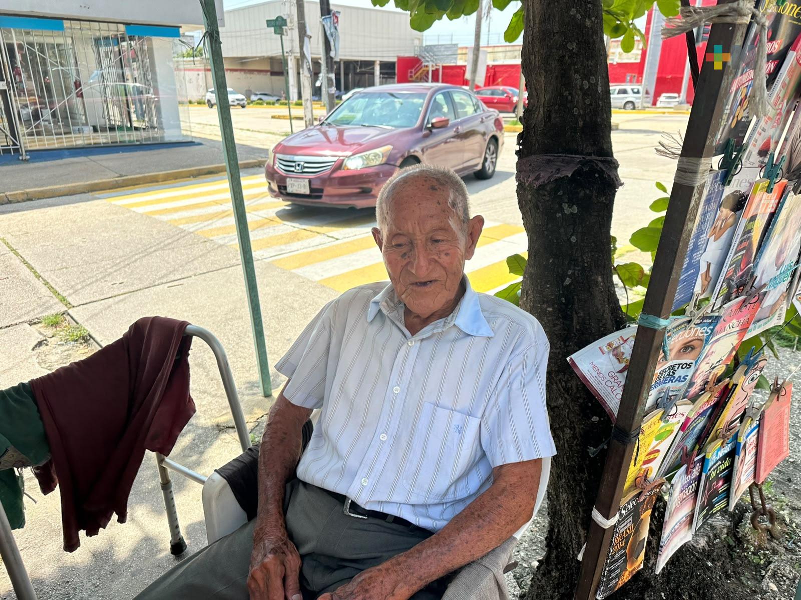 Voceador de antaño mantiene viva la tradición de los periódicos en Coatzacoalcos
