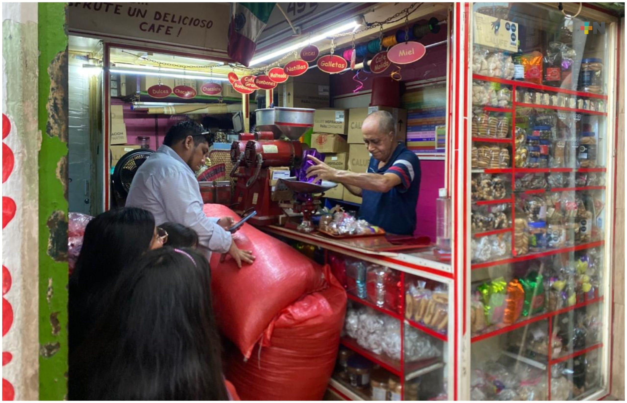 Alberto Herrera mantiene el oficio de preparar mezclas de café personalizadas