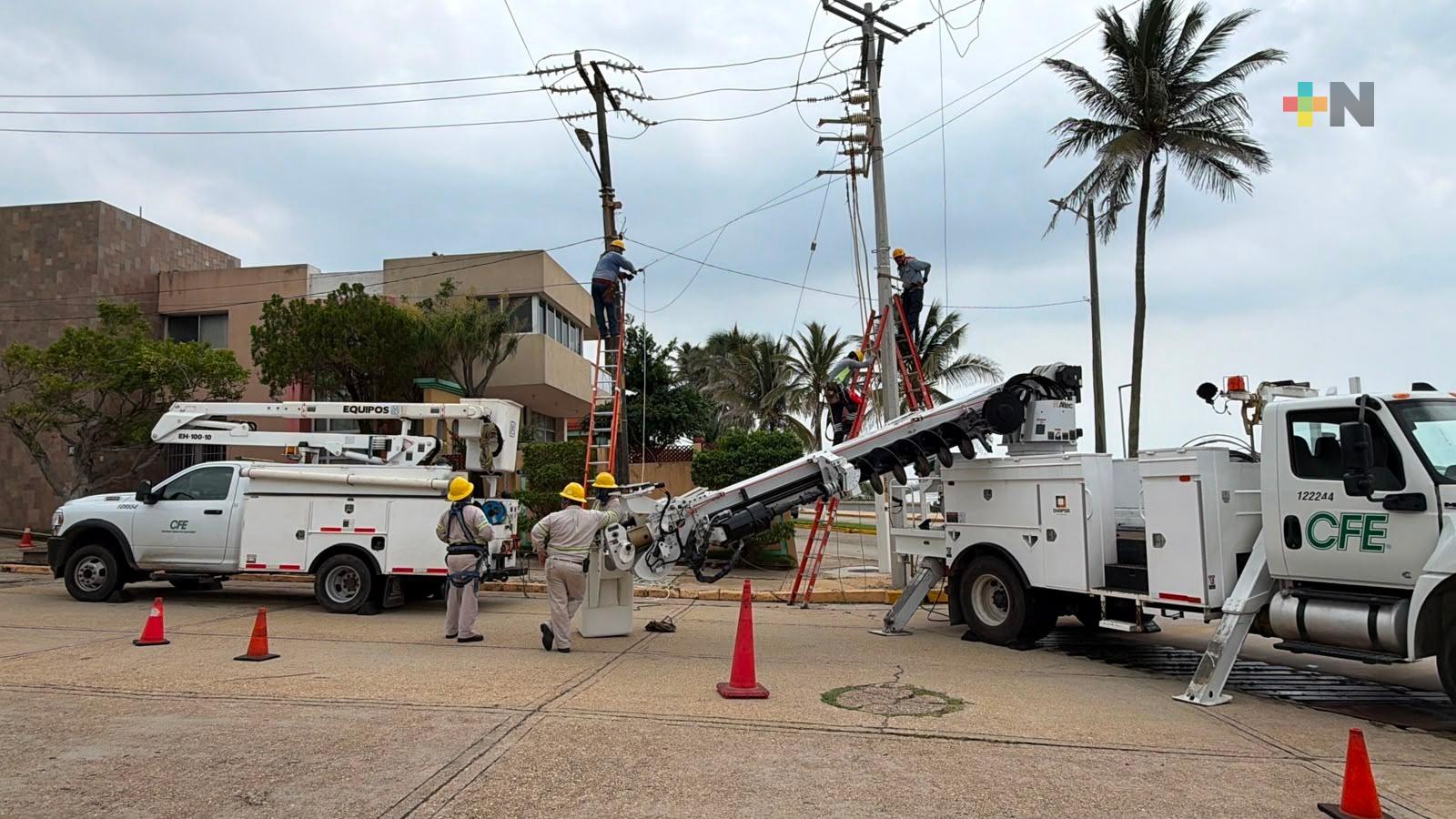 CFE programa la instalación de 300 nuevos postes en Coatzacoalcos