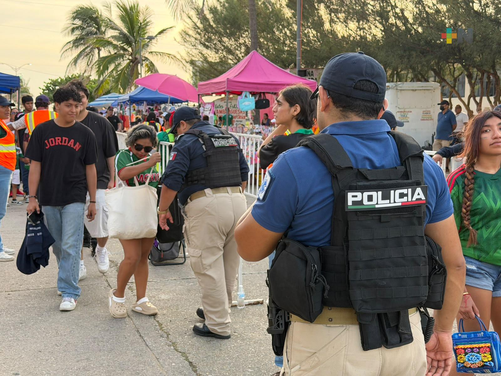 En Coatzacoalcos, elementos de seguridad vigilan partido de México