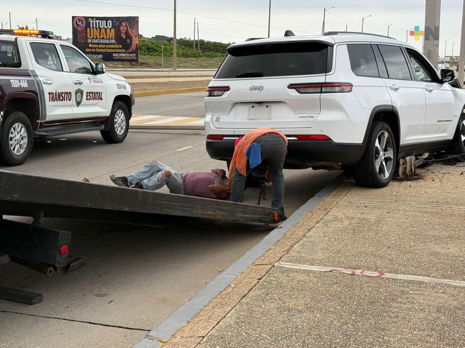 Conductor deja camioneta en malecón de Coatzacoalcos, luego de chocar contra poste metálico