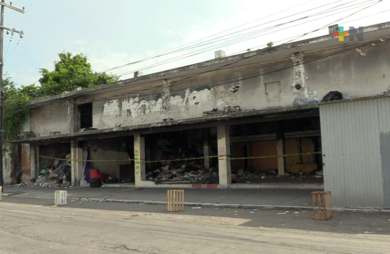 Colonos piden atender inmueble abandonado convertido en basurero en Veracruz puerto