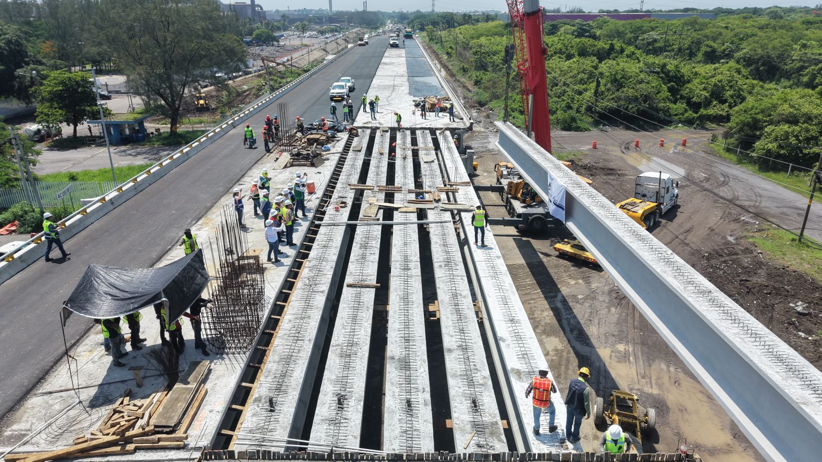 Concluye instalación de trabes del distribuidor vial de Veracruz; avanza hacia su etapa final