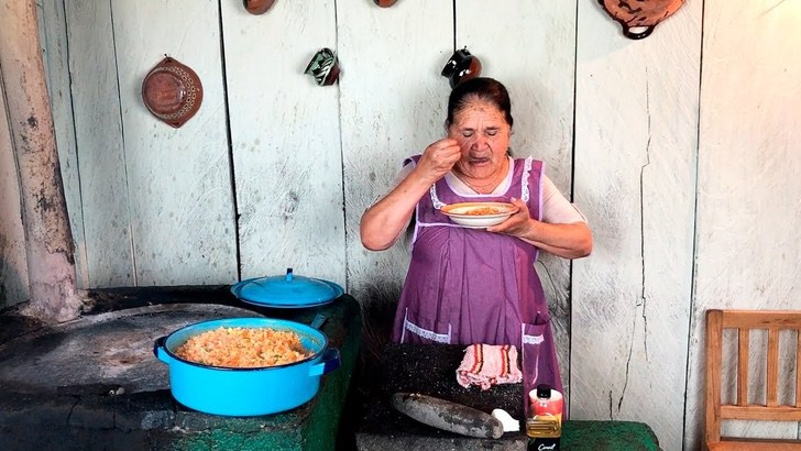 Abuelita mexicana crea canal de YouTube para enseñar recetas caseras. Ya tiene 265 mil suscriptores