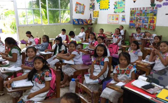 El huipil como propuesta de uniforme en escuela de Yucatán en lugar de los uniformes clásicos