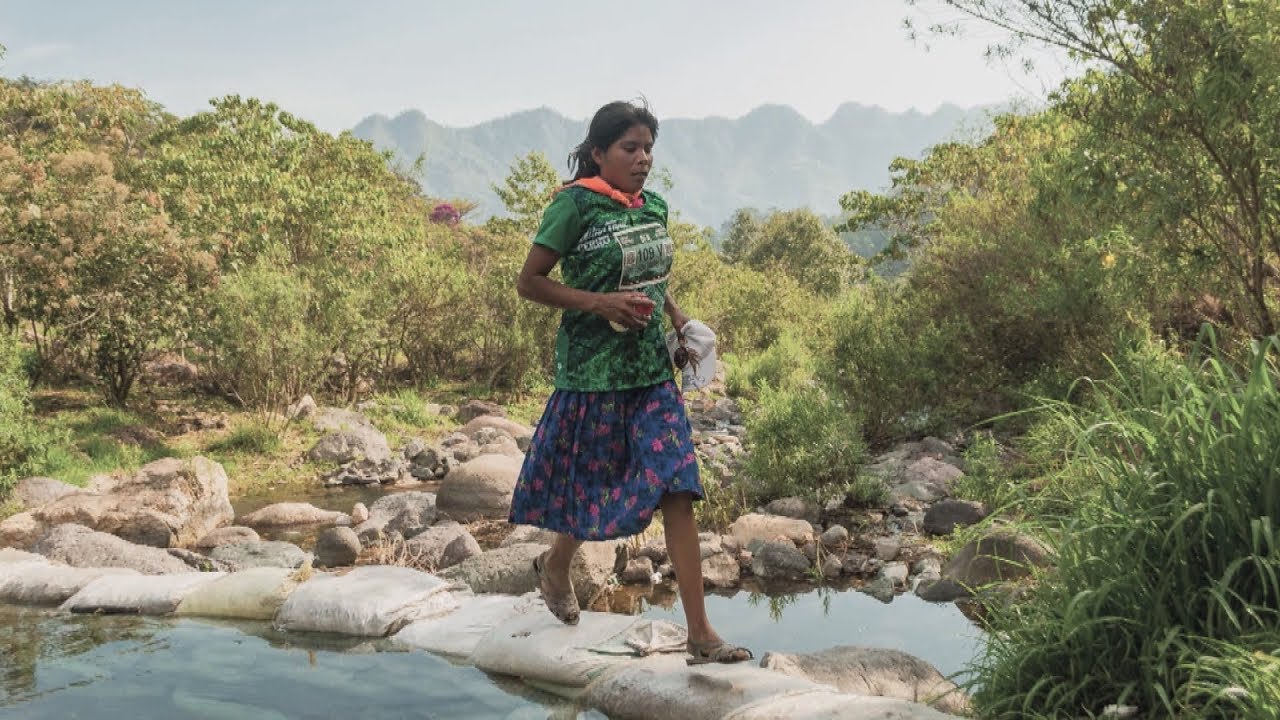 Netflix pendiente de la cultura Tarahumara, lanza documental de Lorena Ramírez, rarámuri que corre en sandalias
