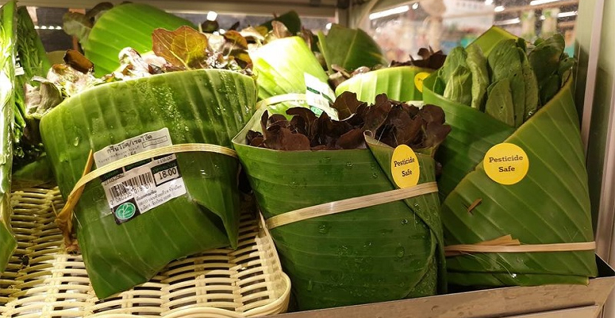 En supermercados de Asia, utilizan hojas de plátano para no usar bolsas de plástico