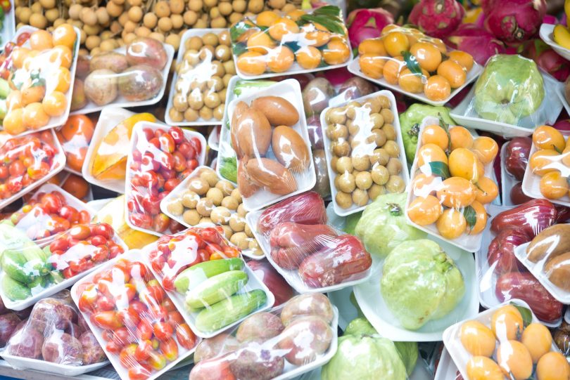 Campaña pretende quitar el plástico de la comida en los supermercados