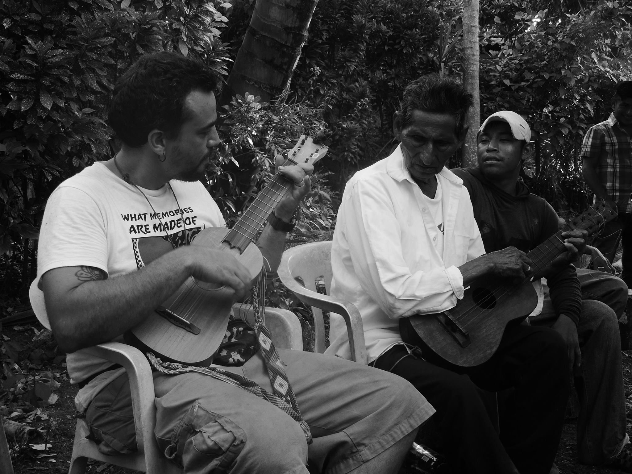 El freak folk jarocho, la ecléctica propuesta del proyecto Zopilote Radiante y Los 7 Capotes Negros