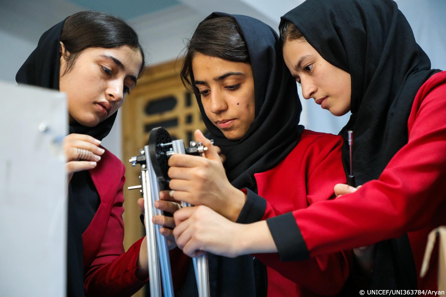 Soñadoras afganas, las niñas que fabrican ventiladores para COVID con piezas de automóviles