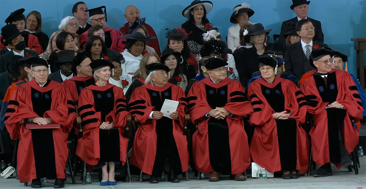 Indígena mexicano recibe Honoris Causa de la Universidad de Harvard en EU