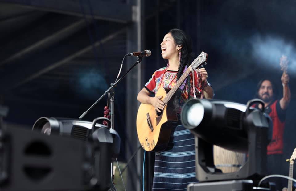 Sara Curruchich, la galardonada cantante indígena guatemalteca se presentó en México.