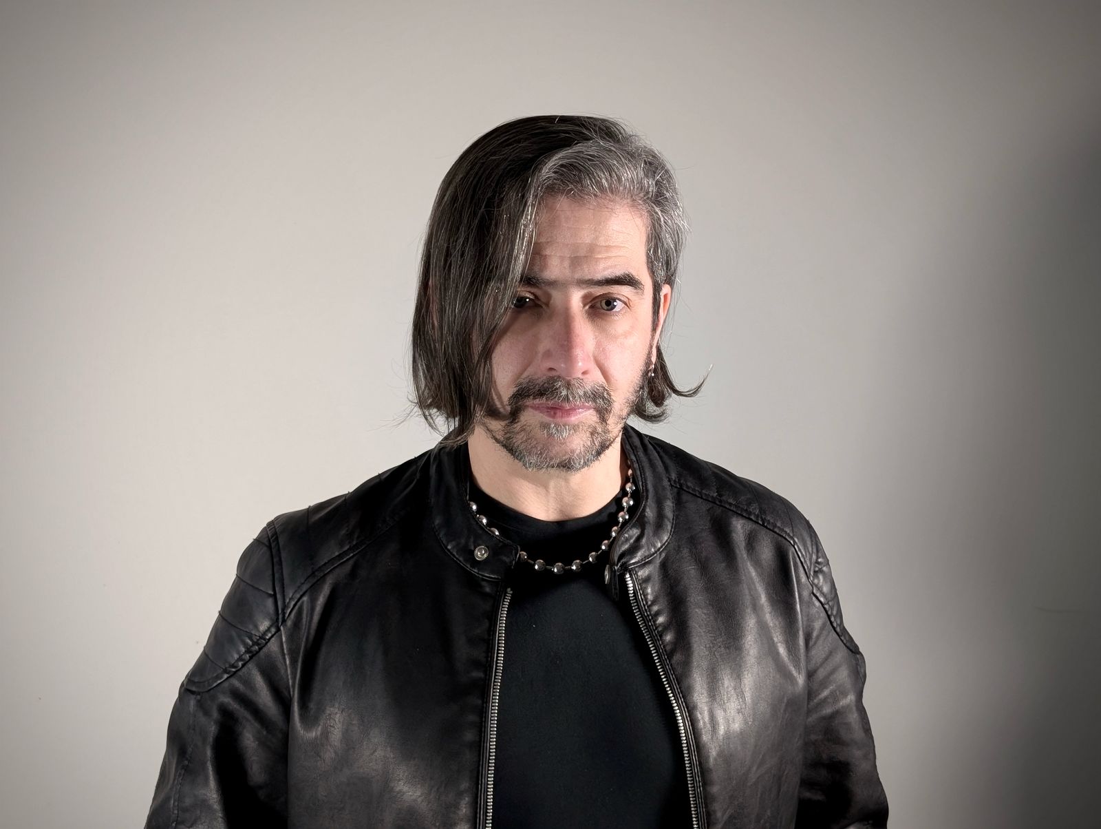Tonio Ruiz: Una Nueva Etapa como Solista con el Impactante Álbum “Bipolar”