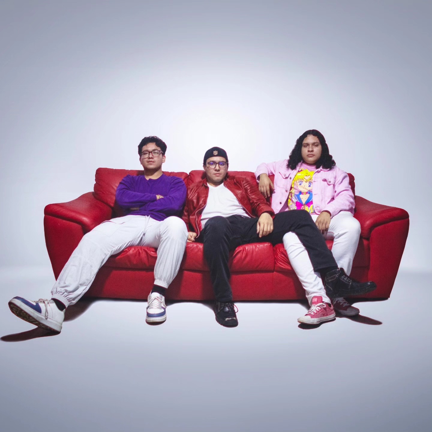 FLORES DE LUCYA: sátira, energía y rock alternativo que desafía lo real